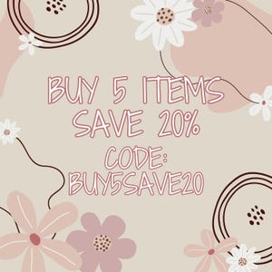 Puede incluir: Un fondo beige con flores rosas y blancas. El texto "BUY 5 ITEMS SAVE 20% CODE: BUY5SAVE20" est&aacute; escrito en negro.