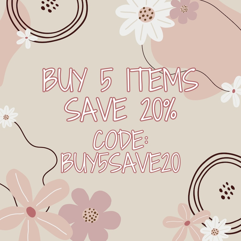 Puede incluir: Un fondo beige con flores rosas y blancas. El texto "BUY 5 ITEMS SAVE 20% CODE: BUY5SAVE20" est&aacute; escrito en negro.