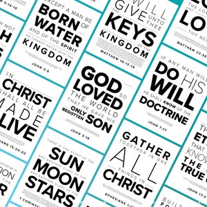 Op de afbeelding: Een collage van turquoise en witte vierkanten met zwarte tekst. Elk vierkant bevat een ander Bijbelvers. De verzen omvatten "Tenzij iemand wedergeboren wordt uit water en Geest, kan hij het Koninkrijk van God niet binnengaan", "Want zo lief heeft God de wereld gehad, dat Hij zijn enige Zoon gegeven heeft", "Want in Hem moeten alle dingen in één worden samengebracht, die in de hemel en die op de aarde zijn", "Maar wie zijn wil doet, die zal de leer kennen", "Ik zal u de sleutels van het koninkrijk der hemelen geven", "Dit is het eeuwige leven, dat zij U kennen, de enige ware God", "Want in Christus zullen allen levend gemaakt worden", "Want er is een heerlijkheid van de zon, en een andere heerlijkheid van de maan, en een andere heerlijkheid van de sterren".