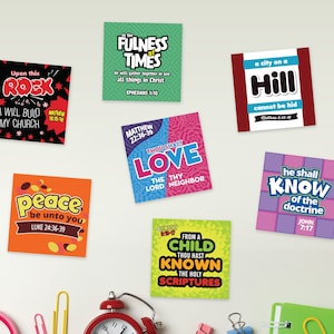 Op de afbeelding: Kleurrijke vierkante kaarten met inspirerende citaten en bijbelteksten. Elke kaart heeft een ander kleurenschema en vette tekst. De kaarten bevatten teksten zoals "Op deze rots zal ik mijn kerk bouwen", "Vrede zij met u", "Gij zult uw naaste liefhebben als uzelf", "Hij zal de leer kennen", "Van kinds af aan hebt u de heilige Schriften gekend", "Een stad op een heuvel kan niet verborgen worden", en "In de volheid der tijden".