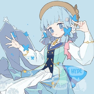 Op de afbeelding: Een anime-personage met blauw haar dat een lichtblauwe en groene jurk draagt met een witte kraag en een roze lint. Het personage heeft een strohoed met een blauwe vlinder erop. Het personage is omringd door blauwe vlinders.