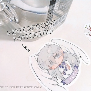 K&ouml;nnte beinhalten: Ein wei&szlig;er Aufkleber mit einer Cartoon-Illustration einer Person mit wei&szlig;en Haaren und Fl&uuml;geln. Die Person h&auml;lt ein lila Banner mit dem Wort "YUE" darauf. Der Aufkleber tr&auml;gt den Text "WATERPROOF MATERIAL!"