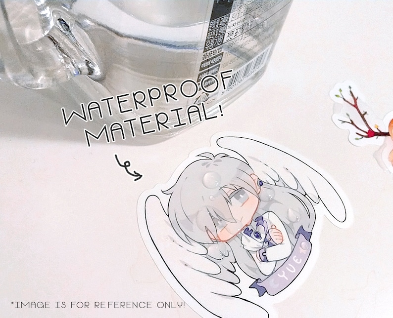 K&ouml;nnte beinhalten: Ein wei&szlig;er Aufkleber mit einer Cartoon-Illustration einer Person mit wei&szlig;en Haaren und Fl&uuml;geln. Die Person h&auml;lt ein lila Banner mit dem Wort "YUE" darauf. Der Aufkleber tr&auml;gt den Text "WATERPROOF MATERIAL!"