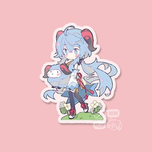 K&ouml;nnte beinhalten: Ein Aufkleber mit einer Chibi-Anime-Figur mit blauen Haaren und roten H&ouml;rnern, die ein kleines wei&szlig;es Schaf h&auml;lt. Die Figur tr&auml;gt ein wei&szlig;-blaues Outfit mit roten Akzenten. Der Aufkleber hat einen wei&szlig;en Rand und ist vor einem rosa Hintergrund platziert.