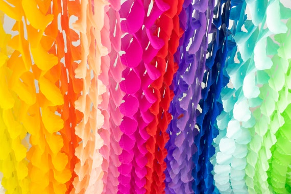 Party decoration: Accordion streamers!