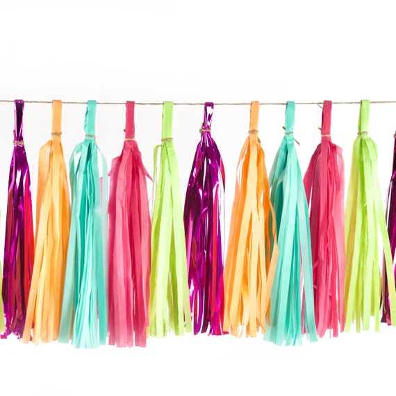  Green Garland, Tissue Paper Party Tassels (Set of 5) - Green  Streamers, Tassel Banner, Kids Birthday Party Supplies, Party Backdrops :  Home & Kitchen