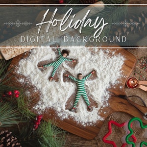 Puede incluir: Dos niños con pijamas a rayas verdes y blancas hacen ángeles de nieve en un montón de harina blanca sobre una superficie de madera. La superficie está rodeada de decoraciones navideñas, incluyendo ramas de pino, piñas y cortadores de galletas.