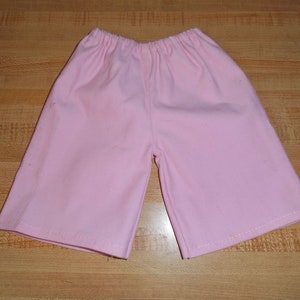 Puede incluir: Un pantalón corto de algodón rosa con cintura elástica.