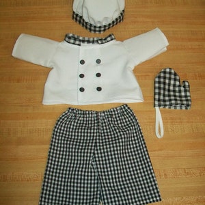 Può includere: Un cappello da chef bianco con una fascia a scacchi bianco e nero, una giacca da chef bianca con bottoni neri, pantaloni a scacchi bianco e nero e un guanto da forno a scacchi bianco e nero.