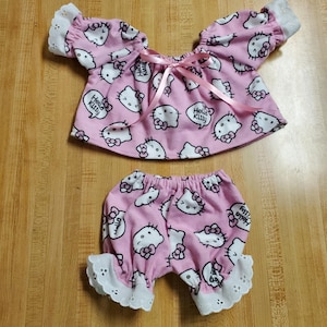 Pode incluir: Um conjunto de três canecas de cerâmica com acabamento fosco e salpicado. As canecas são em tons de creme, cinza claro e cinza escuro. Cada caneca tem um design simples e minimalista e uma alça arredondada.