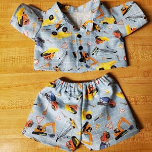 Pijama de flanela para meninos e meninas com estampa de carros e animais em tons pastel rosa, azul, amarelo, verde e branco, para bonecas Cabbage Patch Kids de 40 cm (16 polegadas).