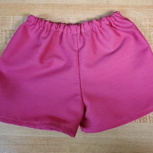Könnte beinhalten: Eine rosa Shorts mit einem breiten elastischen Bund.