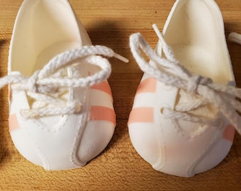 ORIGINAL 1980er Jahre DPK Schuhe und Socken Sets in gutem gebrauchten Zustand Babyschuhe Turnschuhe T-Riemen Weiss Rosa