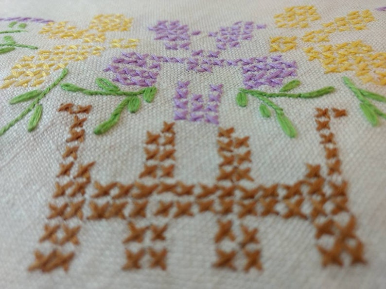 Linen Tablecloth and 4 Matching Napkins Vintage Hand Embroidered