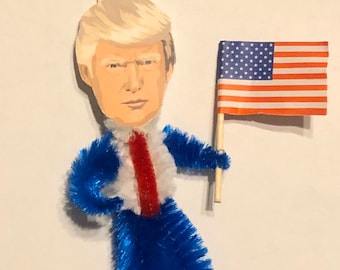 TRUMP 2024 Eine (1) Vintage Bump Chenille Weihnachtsverzierung - Charakter von Trump mit einer amerikanischen Flagge