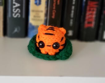 Mini Crochet Tiger Plush: Pocket-Sized Desk Toy, Car Charm