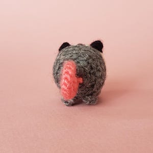 Mini peluche de zarigüeya hecho a crochet: mascota de bolsillo para el escritorio, amuleto para el auto, adorno y llavero. imagen 4