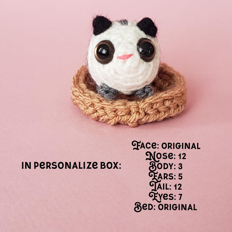 Mini peluche de zarigüeya hecho a crochet: mascota de bolsillo para el escritorio, amuleto para el auto, adorno y llavero. imagen 5