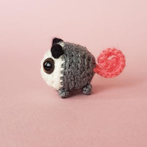 Mini peluche de zarigüeya hecho a crochet: mascota de bolsillo para el escritorio, amuleto para el auto, adorno y llavero. imagen 3