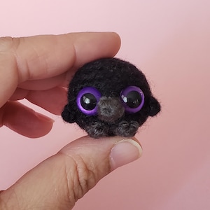 Mini peluche Corbeau au crochet personnalisé : animal de compagnie de poche ~ breloque pour voiture ~ ornement ~ porte-clés