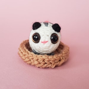 Mini peluche Opossum au crochet personnalisée : animal de compagnie de poche ~ breloque pour voiture ~ ornement ~ porte-clés