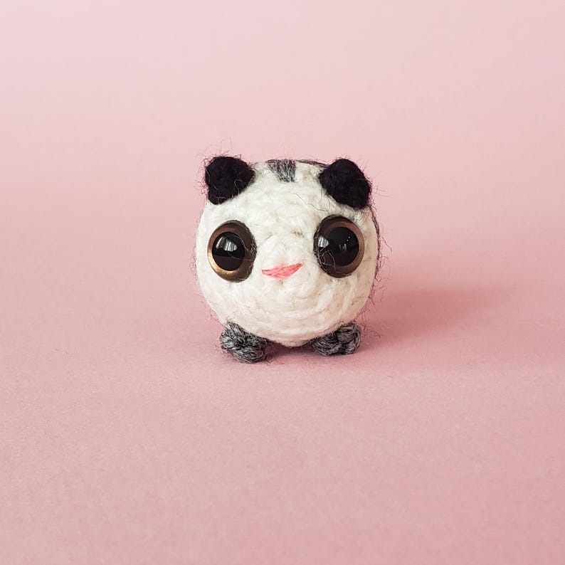 Mini peluche de zarigüeya hecho a crochet: mascota de bolsillo para el escritorio, amuleto para el auto, adorno y llavero. imagen 2