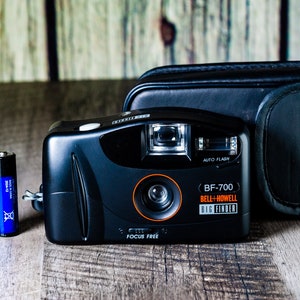 Bell + Howell BF700 Big Finder - 30mm wide fixed focus lens 35mm Point & Shoot - Battery and case included