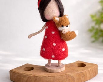 Muñeca de fieltro de aguja, muñeca de fieltro al estilo Waldorf, muñeca Waldorf niña con zorro, regalo