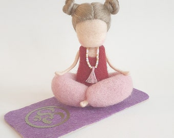 Jogini Yoga Filzpüppchen Filzpuppe Nadelfilz Figur Om Mädchen Geschenk mit Yogamatte Filzfee aus Nadelfilz