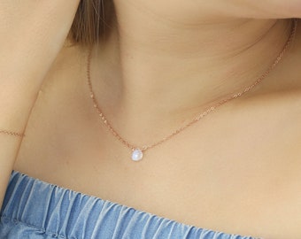 Collar de piedra lunar arcoíris. Delicado collar bohemio. Delicada piedra flotante rellena de oro rosa. Piedra lunar sencilla de plata de ley