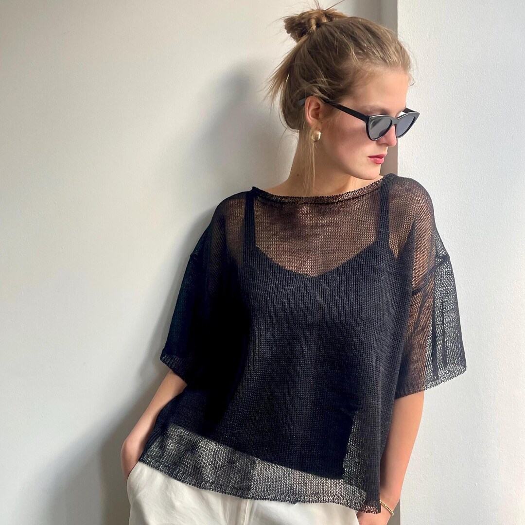 Top in lino trasparente lavorato a mano: maglietta nera trasparente