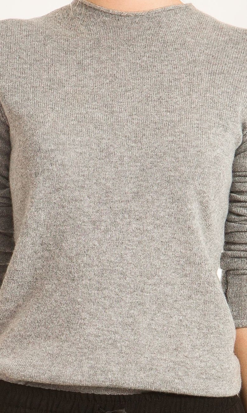 Cashmere jumper for women KAREN by Krista Elsta combines simplicity and elegance with the soft luxury of cashmere.