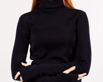 Coltrui van merinowol: zwarte nauwsluitende trui met duimgaten