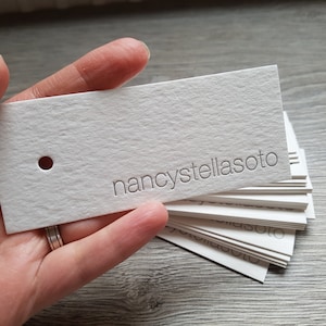 300 etiquetas penduradas grandes em tipografia personalizada; perfuração, corte e vinco; etiquetas tipográficas cor de tinta personalizada