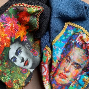 Sidenhalsduk, sidenhalsduk med öglor i rent siden, vändbar halsduk, tyg med Frida-motiv, halsduk med öglor, halsvärmare, present till henne