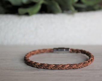 The Basics - Pulsera de cuero bronceado. Cuero genuino trenzado. Cierre magnético de bloqueo. Joyería hecha a mano