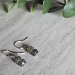 Boucles d&#39;oreilles Labradorite- Capacités psychiques, Transformation, Connexion. Bijoux faits à la main, Crochets en argent sterling