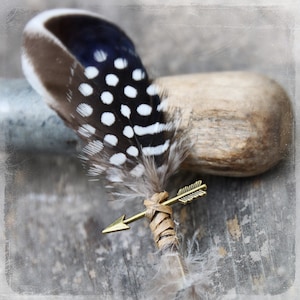 Boho Wedding Boutonniere - Feather Lapel Pin - Arrow Botton hole - Bohemian Hippie Hipster Weddings - Groom Groomsmen - Feathers - Casual