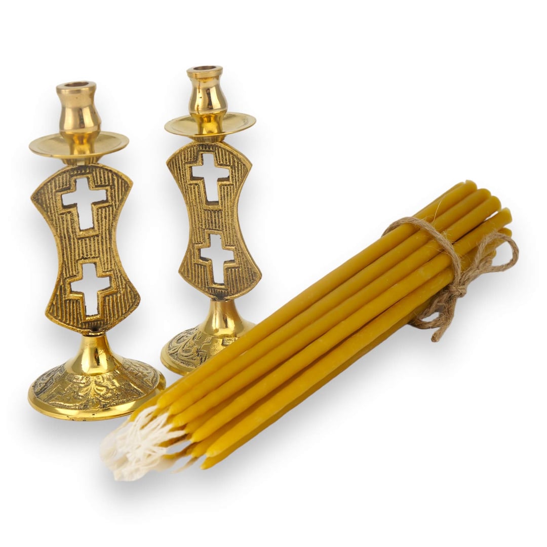 Paire de 3 bougeoirs d'église en laiton. - Laiton