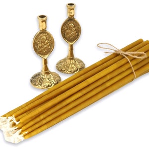 Set med 2 ljusstakar i mässing i Theotokos-design och 20 st ljus i 100 % rent bivax | Presentpaket | Bönehörna | Hemaltare | Dopgåva