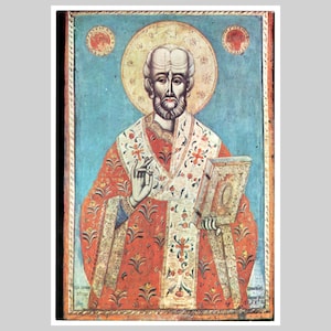 Könnte beinhalten: Antike religiöse Ikone, die einen Heiligen mit Heiligenschein darstellt. Die Figur trägt ein rotes Gewand mit floralen Mustern und hält ein Buch. Der Hintergrund ist ein verblasstes Blau mit zwei kreisförmigen Designs oben. Die Ikone ist in einem dunklen Rahmen eingefasst.