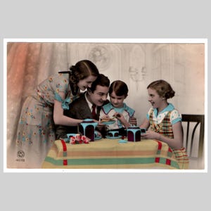 Carte postale ancienne avec photo réelle - famille enfants fille garçon café thé biscuits art déco - carte de voeux rppc française teintée à la main vintage vers 1930
