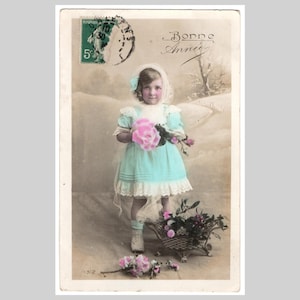 Cartolina fotografica francese d'epoca - Bambina con abito d'epoca, moda edoardiana, capodanno, rosa - Antica cartolina d'auguri RPC colorata a mano, circa 1910