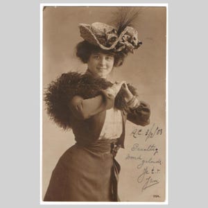 Vintage modefotokaart - Vrouw dame meisje mooie outfit hoed glamour sepia - Antieke rppc-wenskaart 1903