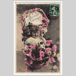 Vintage echte fotokaart - bloemenmand voor kleine kinderen - Antieke Franse handgekleurde rppc-wenskaart 1907
