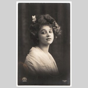 Ancienne carte postale photo réelle - belle jeune fille édouardienne portrait - carte de voeux rppc allemande vintage 1912
