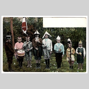 Antike Postkarte - Spielende Soldaten Papierhut Anstecknadel Helm Gewehr Armee Lithographie - Vintage edwardianische Grußkarte um 1900