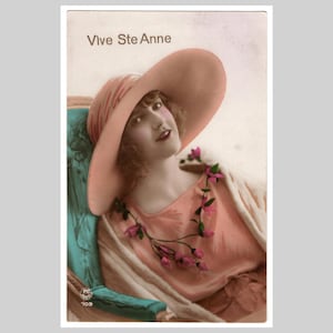 Postal vintage con foto real de una chica francesa. Mujer con un elegante sombrero coloreado a mano. Tarjeta de felicitación art déco antigua de 1922.