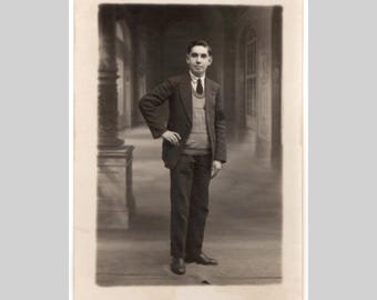 Postal fotográfica antigua - Retrato de estudio de un joven francés - Postal fotográfica privada antigua, ca. 1920