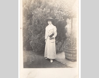 Antique real photo postcard - Young woman portrait fashion outdoors - Vintage private rppc ca1910